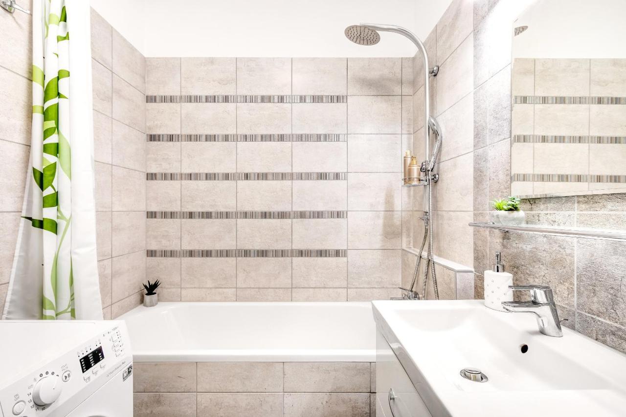 Modern Apartment With Free Garage And Balcony In The Downtown Budapest Kültér fotó